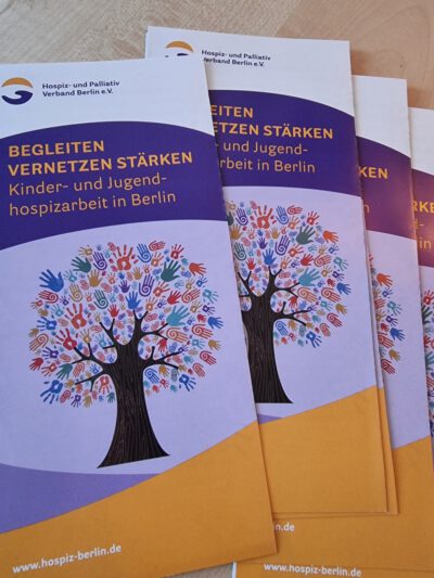 NEU ERSCHIENEN: Der Flyer „Begleiten – Vernetzen – Stärken – Kinder- und Jugendhospizarbeit in Berlin“ informiert betroffene Familien